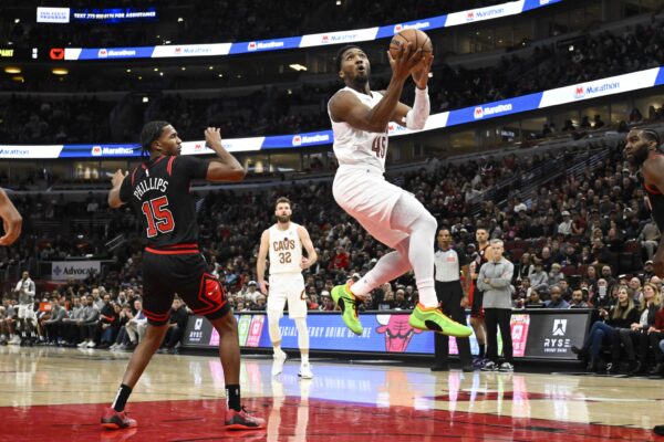 VIDEO: Donovan Mitchell pulls off Ja Morant’s signature 360 layup in Cavaliers vs. Bulls