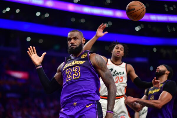Lakers’ careless turnovers lead to Pistons’ roll over
