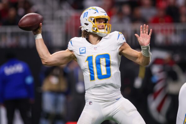 Who plays on Sunday Night Football tonight? Week 14 Sunday Night Football TV Channel, Kick-Off Time