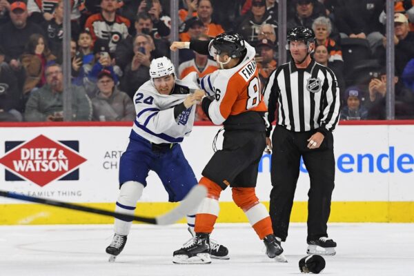 Connor Dewar Takes on Joel Farabee, Energizes maple leafs vs flyers game Intensity