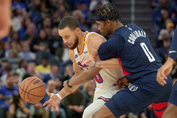 Stephen Curry walks off with tweaked ankle as Warriors beat Wizards 122-114
