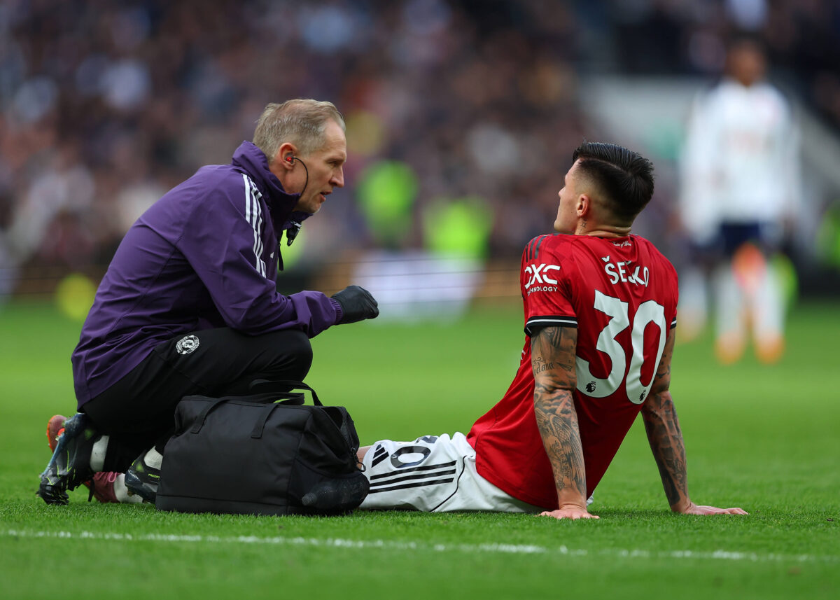 Premier League Football, Tottenham Hotspur versus Manchester United, ManU Benjamin Sesko of Manchester United on the pitch receiving treatment after picking up an injury.