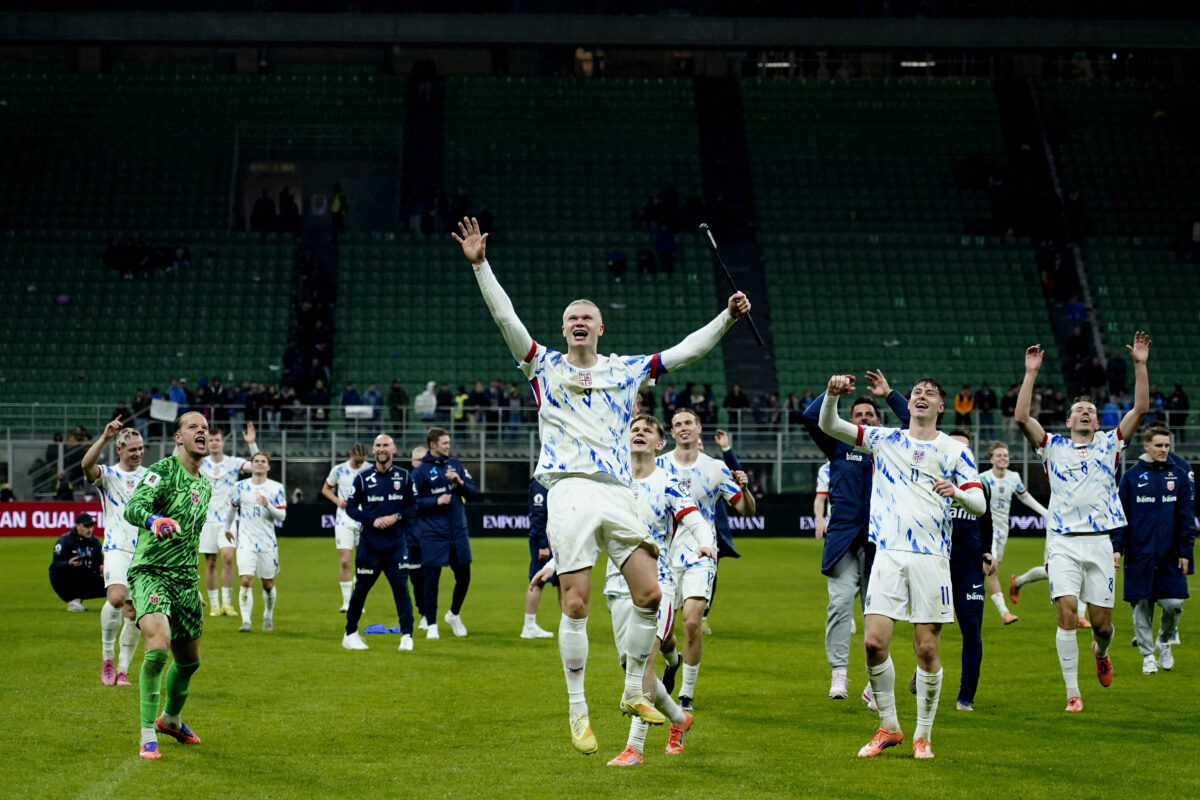 Erling Haaland (Norway) greets the supporters at the end of the match, FIFA World Cup, WM, Weltmeisterschaft, Fussball 2026 Qualifier, Italy v Norway, San Siro Stadium, November 16, 2025, Milan, Italy.