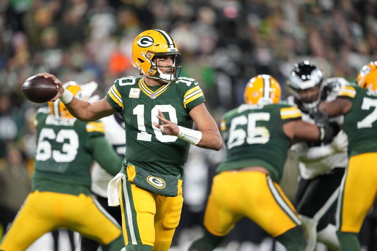 Green Bay Packers quarterback Jordan Love (10) looks downfield against the Philadelphia Eagles in the first half at Lambeau Field.