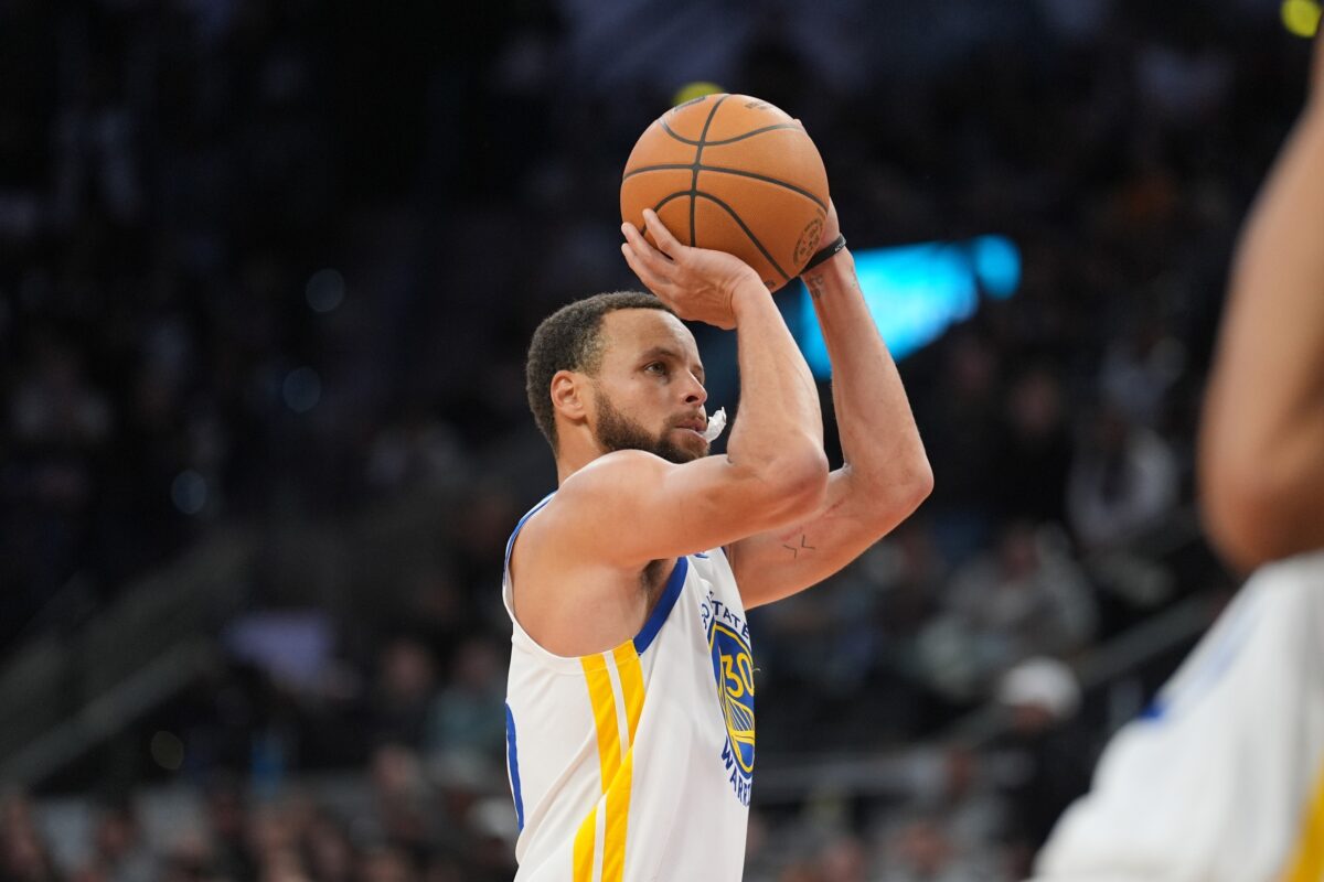 Golden State Warriors guard Stephen Curry (30) shoots in the second half against the San Antonio Spurs at Frost Bank Center.