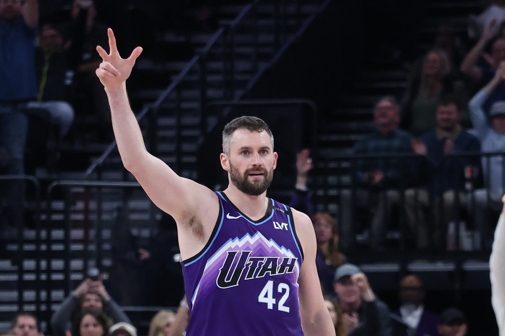 Utah Jazz forward Kevin Love (42) reacts after a play against the Orlando Magic during overtime at Delta Center.