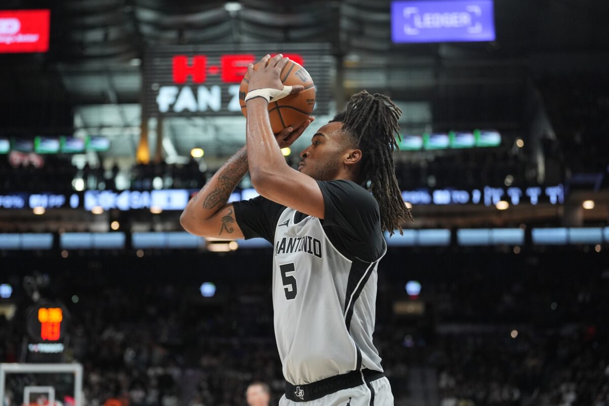 San Antonio Spurs guard Stephon Castle (5) shoots in the first half against the Dallas Mavericks at Frost Bank Center.