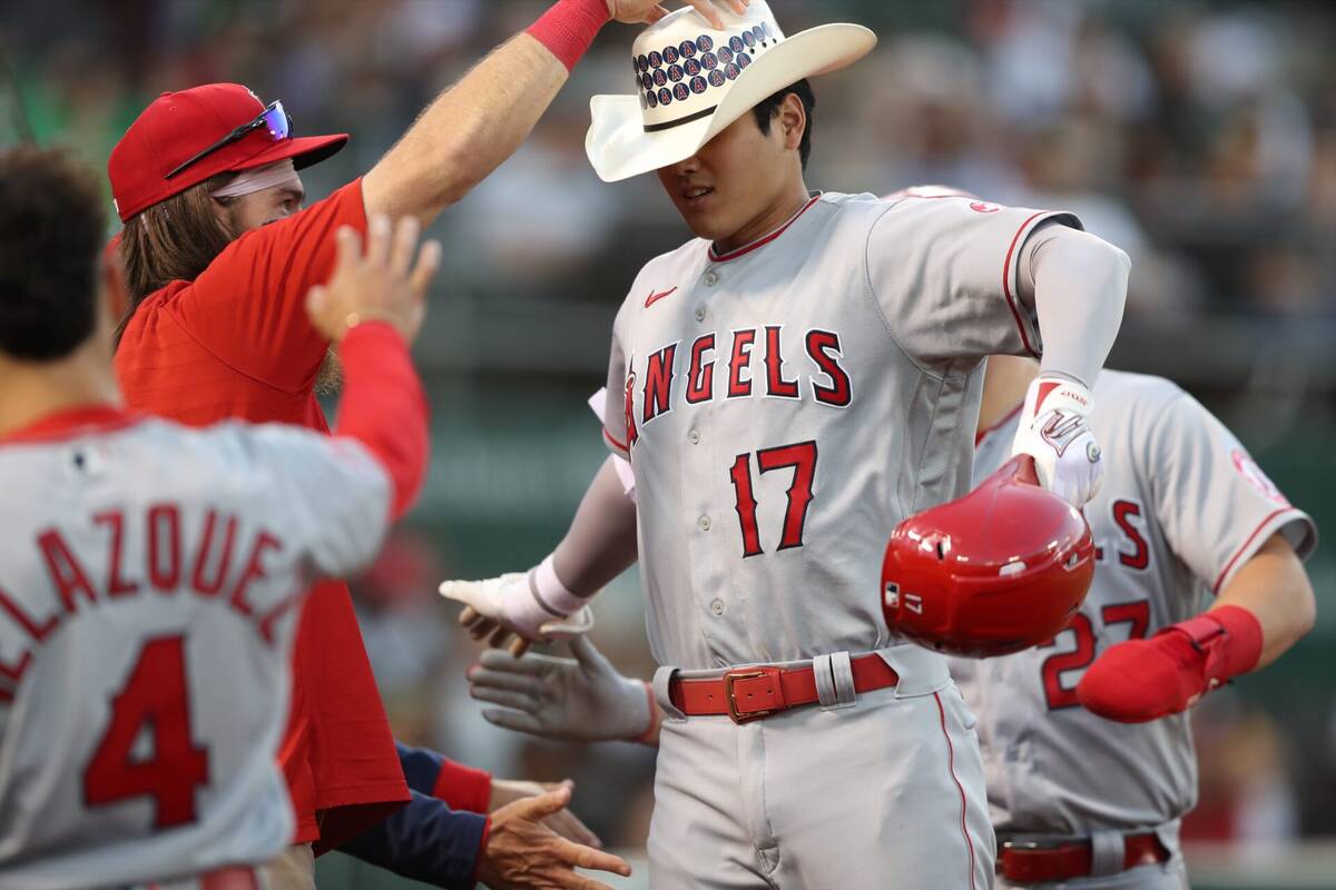 shohei ohtani recoit le chapeau après son 100ème home run
