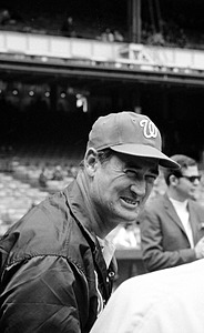 Ted Williams, légende du baseball et vétéran, incarne le Veterans Day en symbolisant le lien entre sport et patriotisme, ayant servi son pays.