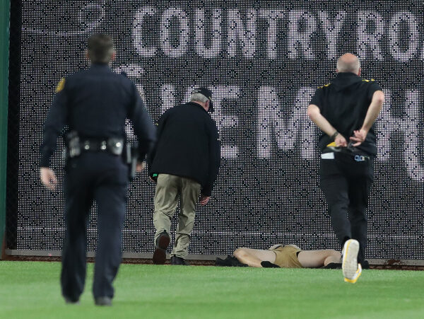 un fan chute d’un mur de 6 mètres lors du match Pirates-Cubs