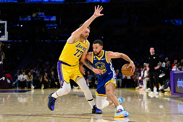 lakers-warriors : Luka Doncic brille avec 43 points, mais les Warriors s’imposent 119-109 face aux Lakers grâce à un collectif efficace mené par Jimmy Butler et Jonathan Kuminga.
