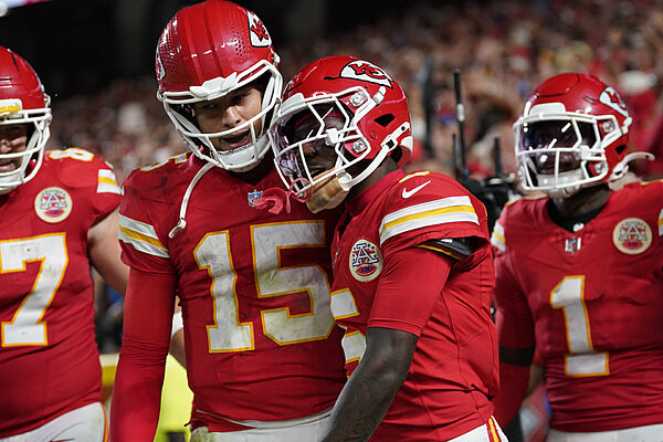 Patrick Mahomes brille et les Chiefs dominent les Lions 30-17 lors du Sunday Night Football de la semaine 6 NFL 2025 grâce à une défense retrouvée.