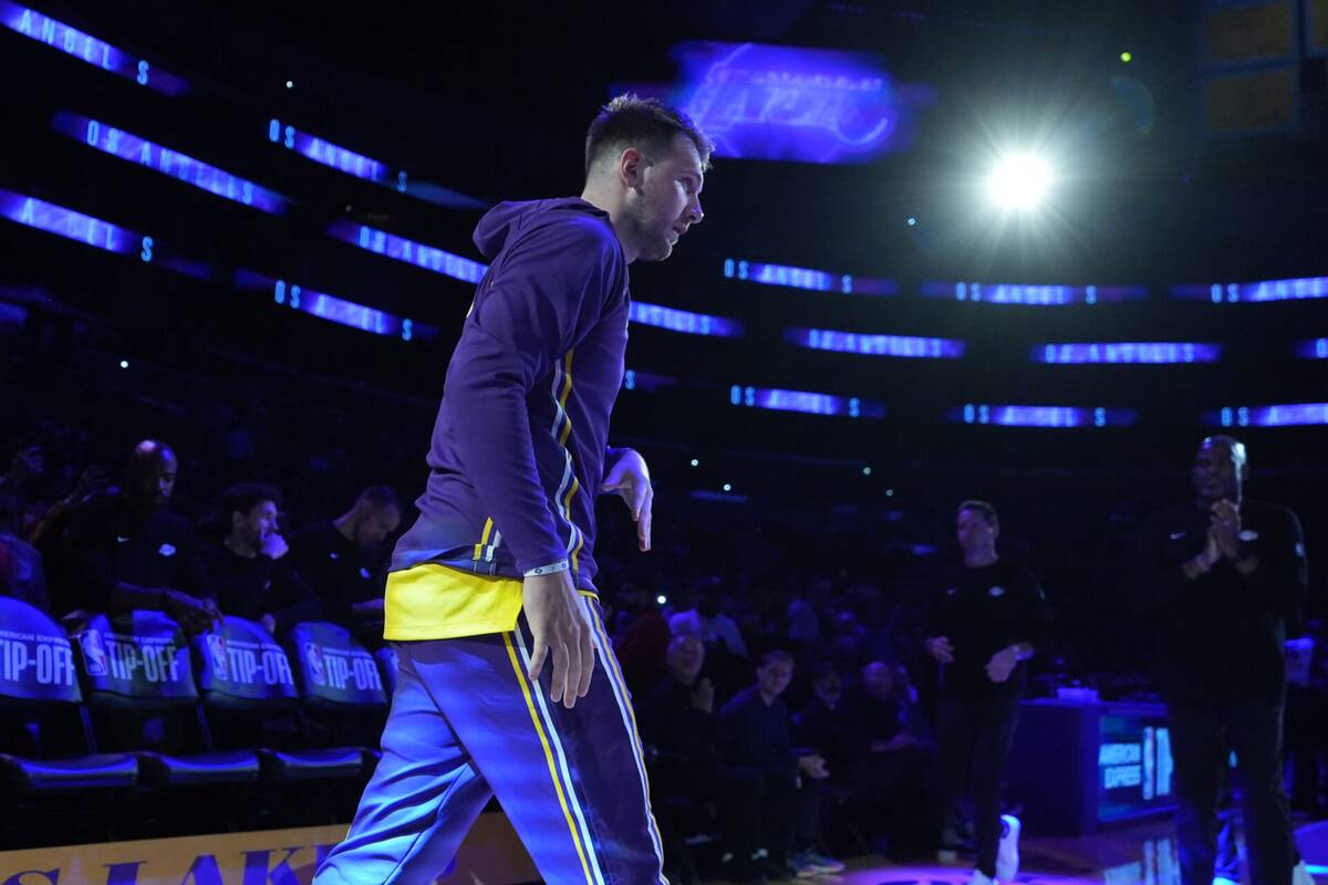 Luka Doncic pourrait reprendre l’entraînement avec les Lakers dès la semaine prochaine après sa blessure. Un retour clé pour relancer Los Angeles.