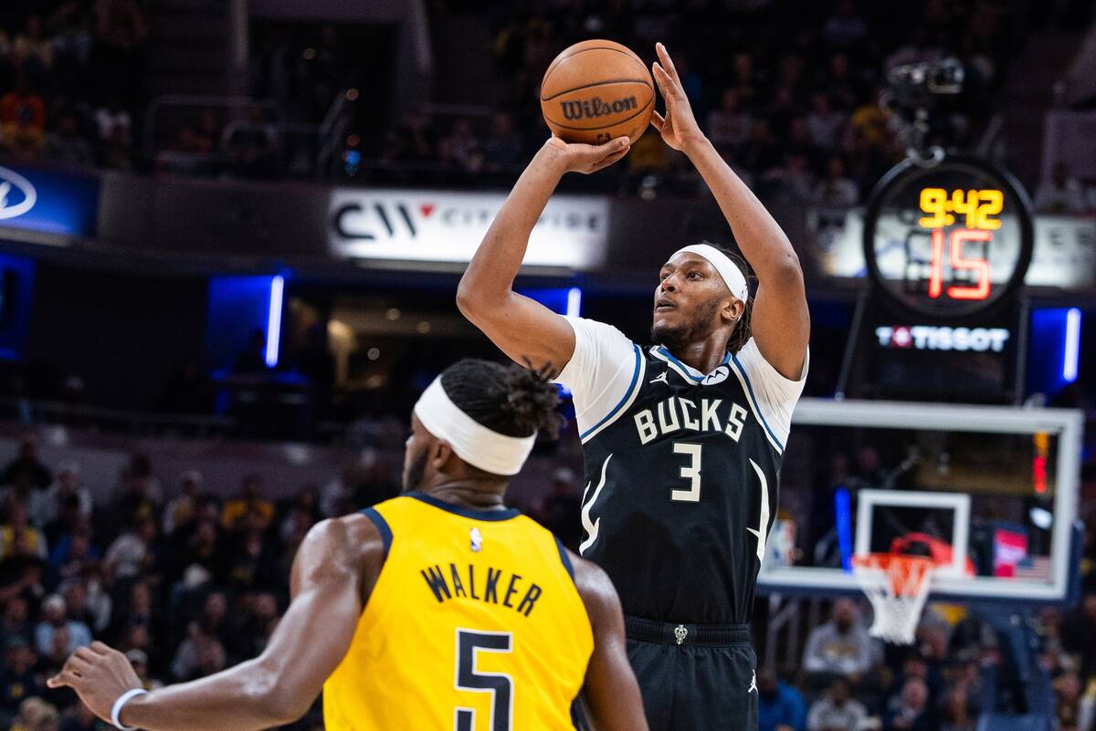 NBA Milwaukee Bucks Myles Turner Giannis Antetokounmpo