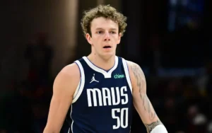 Kylor Kelley in maglia Mavs