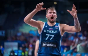 Luka Doncic esulta in maglia slovena all'EuroBasket 2025