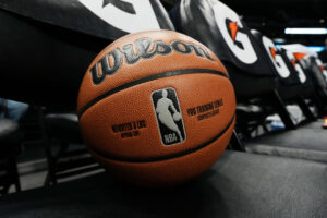 Primo piano del pallone ufficiale della NBA