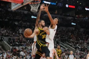 Wembanyama contende la palla a Steph Curry, in una gara NBA
