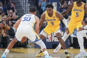 Steph Curry marcato da BRonny James durante la gara tra Warriors e Lakers