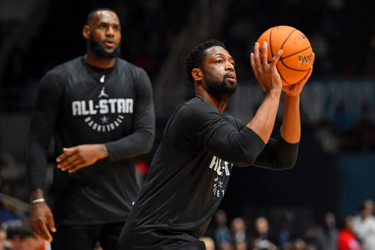 Dwyane Wade prova un tiro con LeBron James sullo sfondo