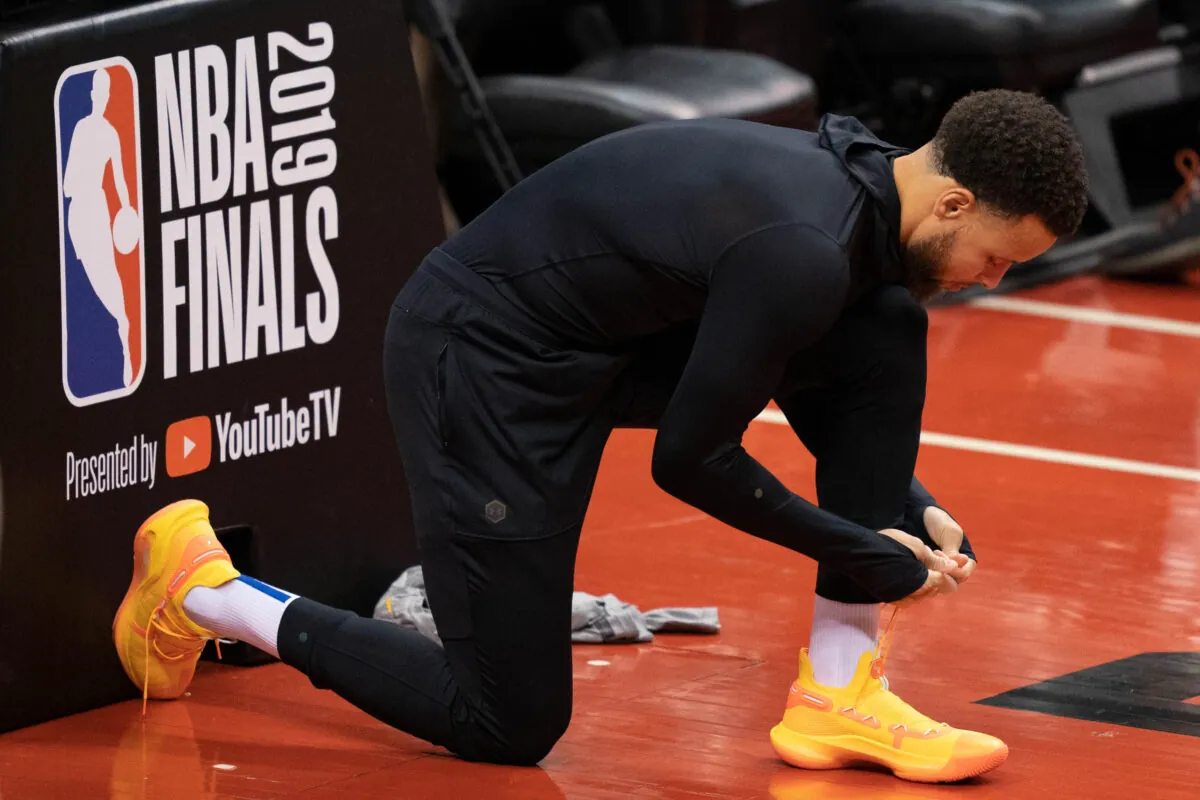 Steph Curry si akllaccia le scarpe in un prepartita