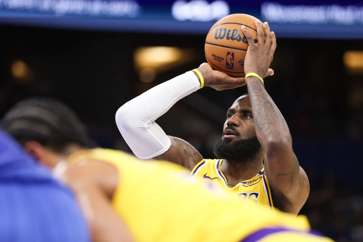 LeBron James prova un tiro libero
