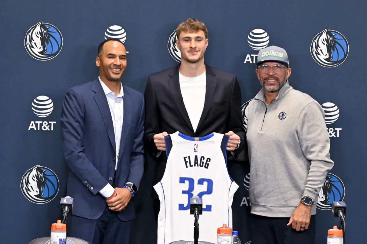 Cooper Flagg alla presentazione coi Mavs, con Nico Harrison e Jason Kidd