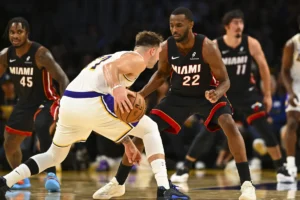 Andrew Wiggins difende su Luka Doncic durante Lakers Heat