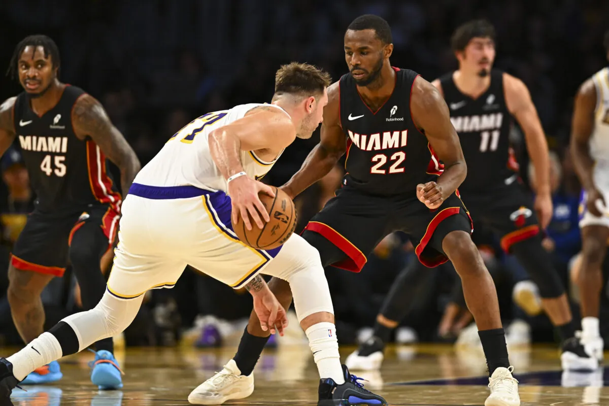 Andrew Wiggins difende su Luka Doncic durante Lakers Heat