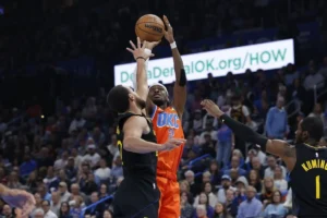 Shai prova a fare canestro in Thunders-Warriors