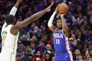 Brown contrsta un tiro di Edwards in 76ers-Celtics