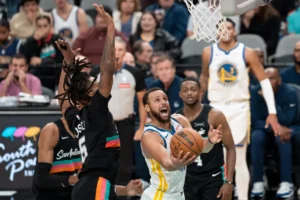 Steph Curry sotto canestro durante Warriors-Spurs