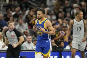 Steph Curry esulta dopo un canestro realizzato contro gli Spurs nella NBA Cup 2025