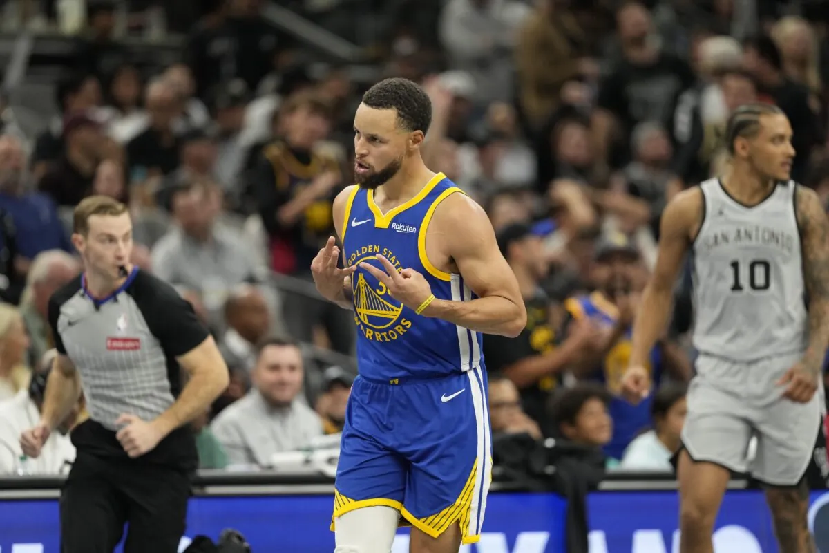 Steph Curry esulta dopo un canestro realizzato contro gli Spurs nella NBA Cup 2025