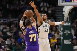 Doncic prende un tiro mentre Giannis difende in Bucks-Lakers