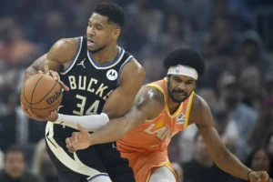 Giannis si difende da Allen in Cavaliers-Bucks