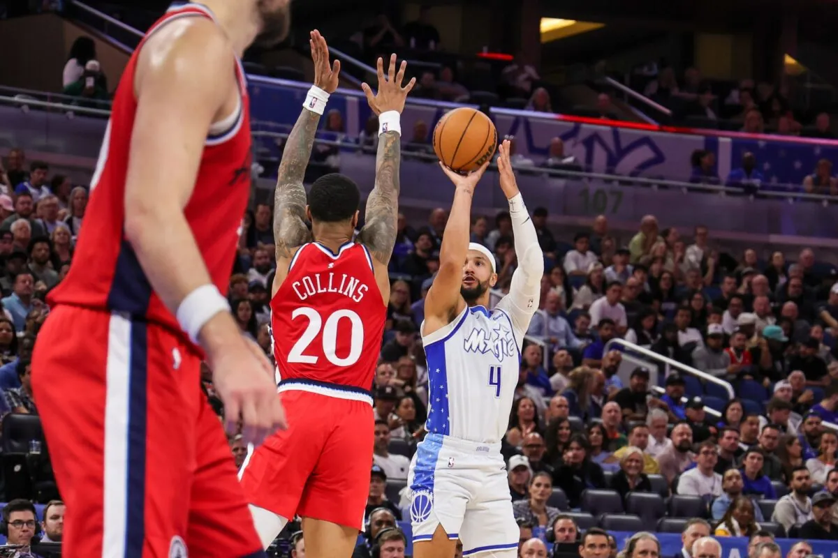 Collins contesta un tiro a Suggs in Magic-Clippers