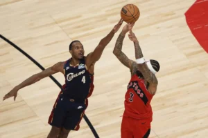 Evan Mobley cerca di difendere su Brandon Ingram durante Raptors-Cavs