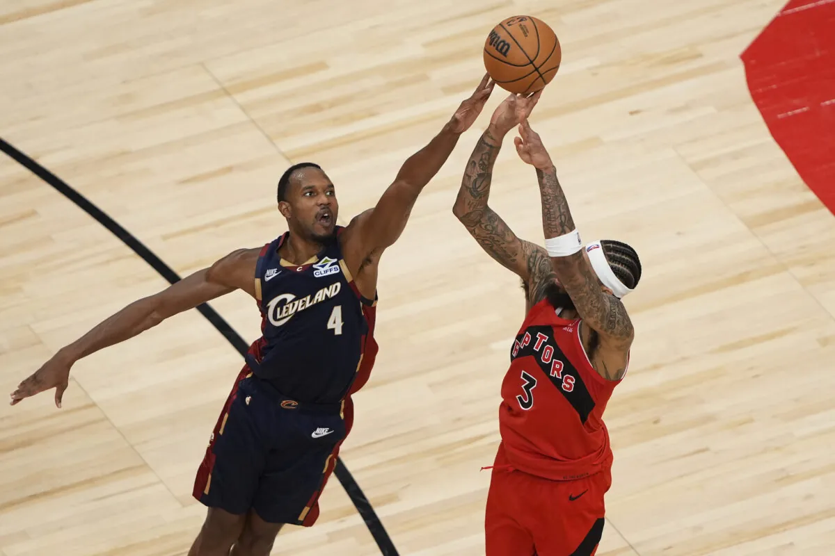Evan Mobley cerca di difendere su Brandon Ingram durante Raptors-Cavs