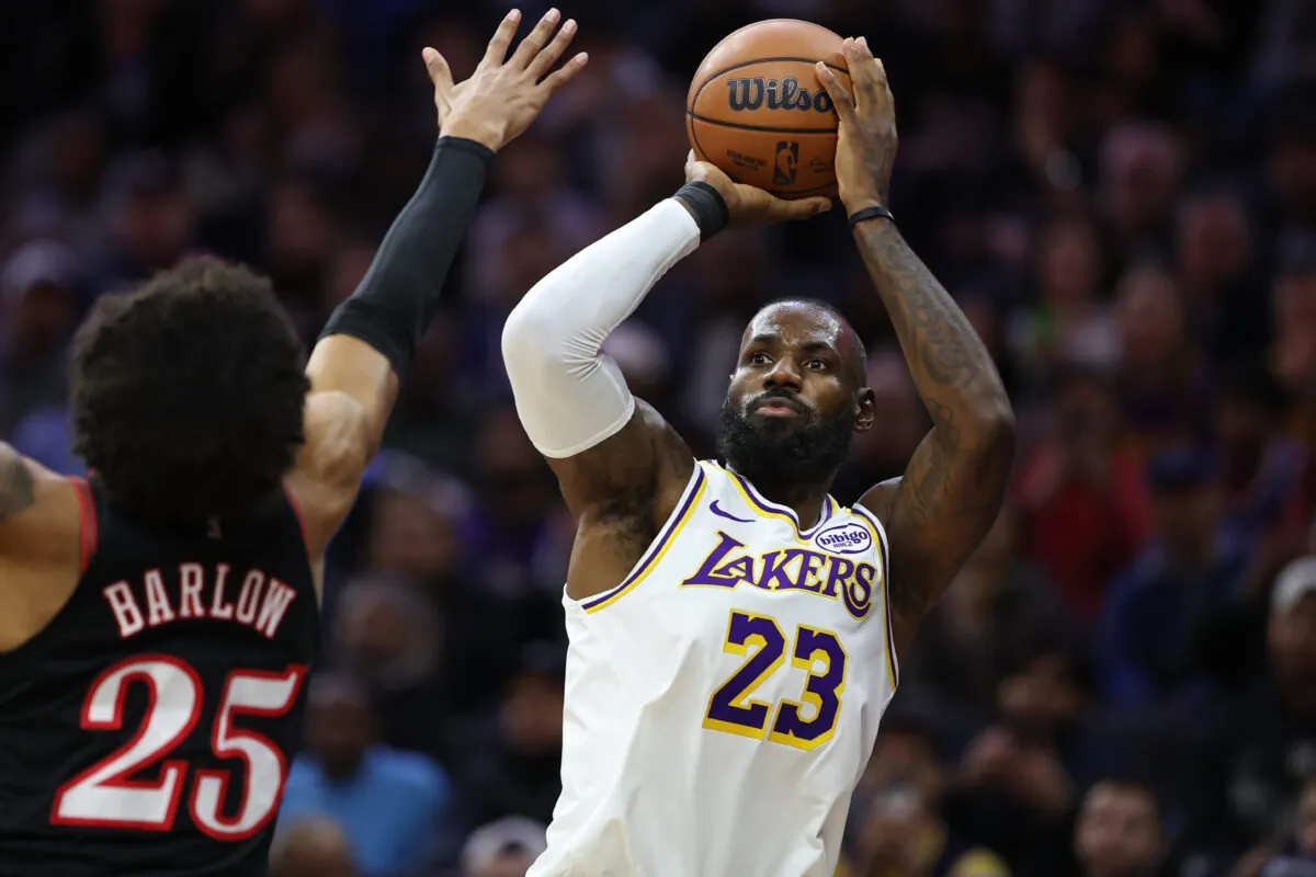 LeBron James tira a canestro contrastato da Barlow in Lakers-76ers