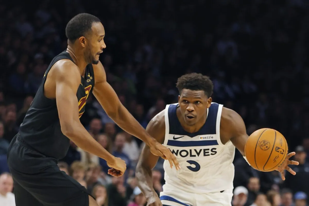 Antetokounmpo in azione durante Twolves-Cavaliers