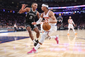 Clowney difende su Josh Hart durante Knicks-Nets