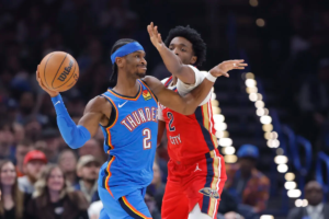 Shai si difende da Jones durante Thunder-Pelicans