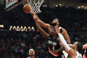 Towns e Holiday contatto durante Knicks Portland