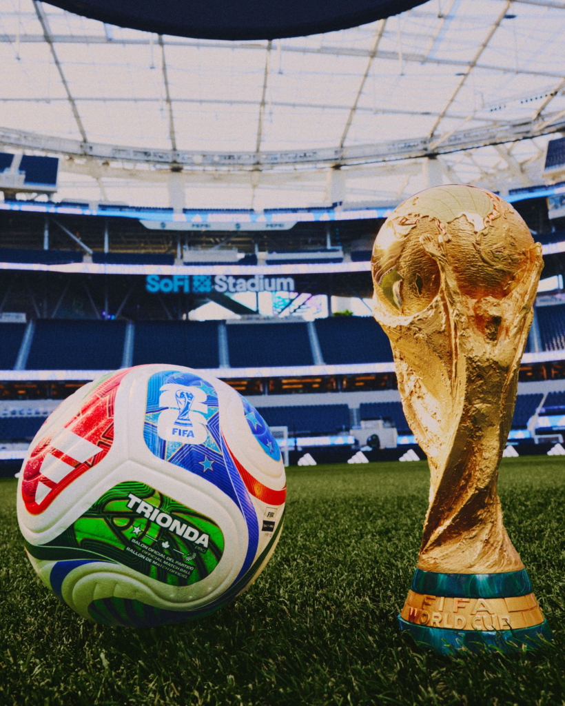 Pallone e Trofeo dei Mondiali 2026