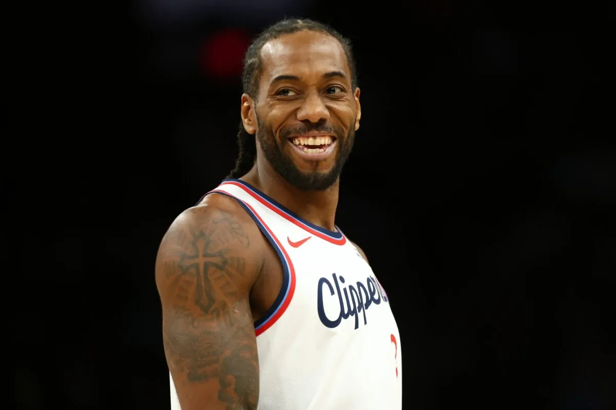 Kawhi Leonard sorride in maglia Clippers