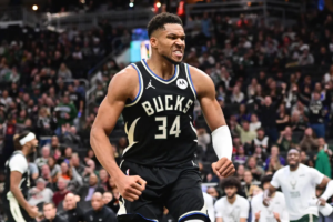 Giannis durante una gara coi Bucks