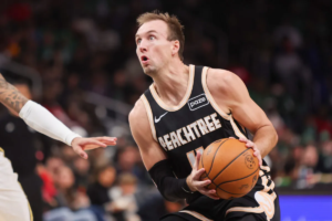 Luke Kennart durantd una gara degli Hawks