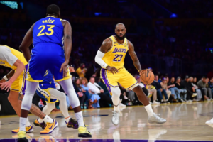 LeBron in attacco durante Lakers-Warriors