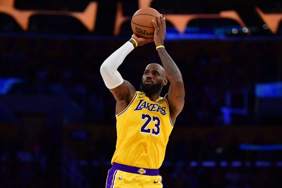 LeBron James prova un tiro